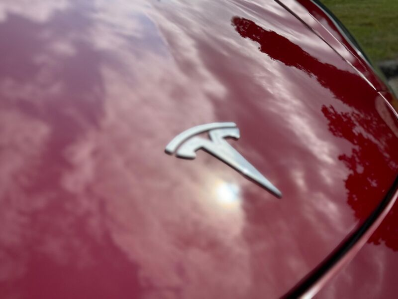 TESLA MODEL 3