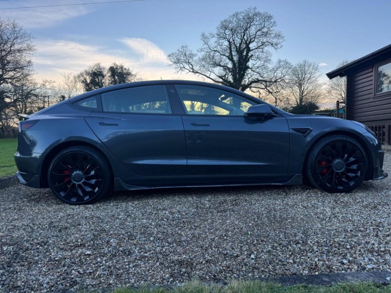 TESLA MODEL 3